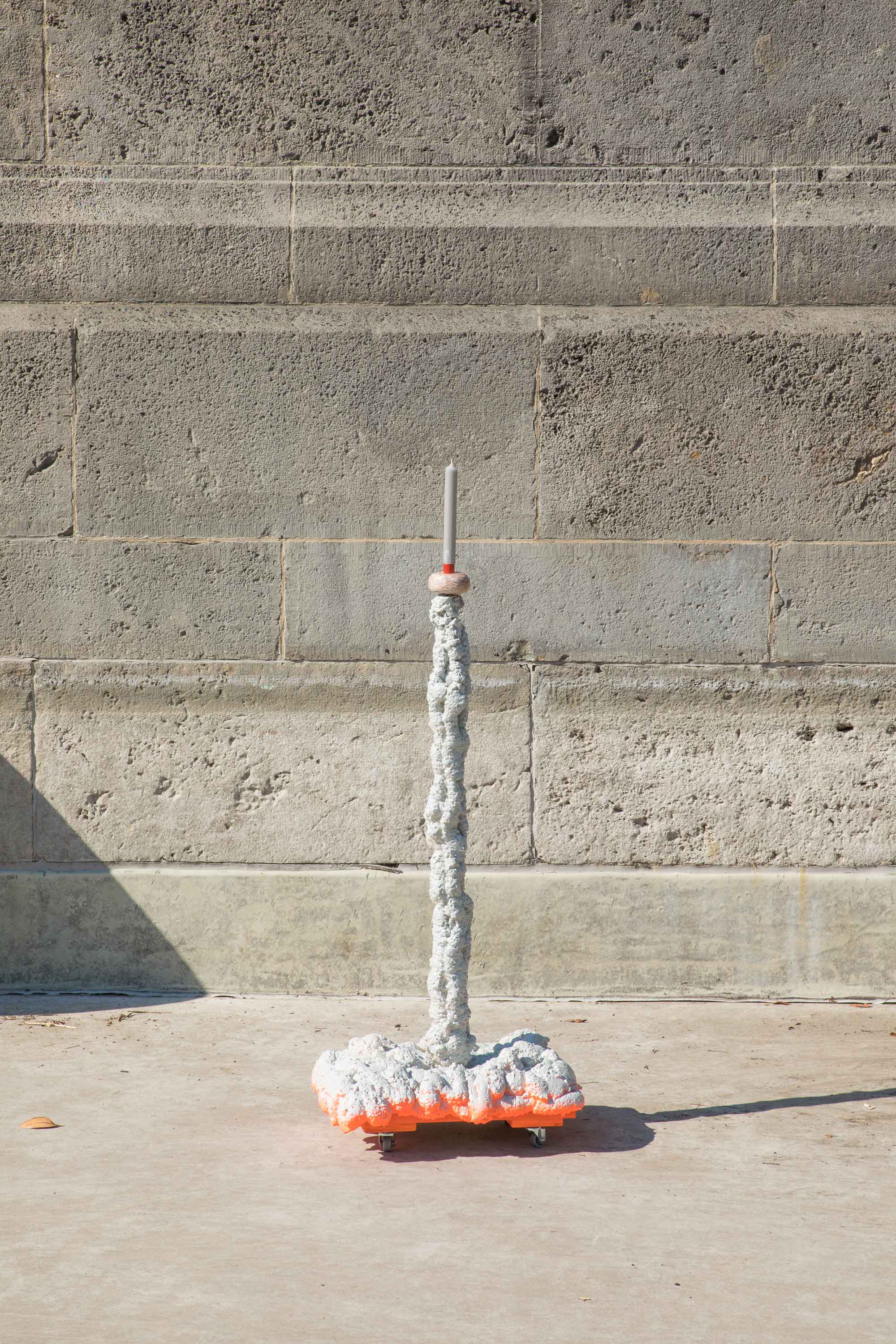 *Apollo 11*, Keramik gebrannt, Holz, Gewindestange, Rollen, PU-Schaum, 47×35×120cm