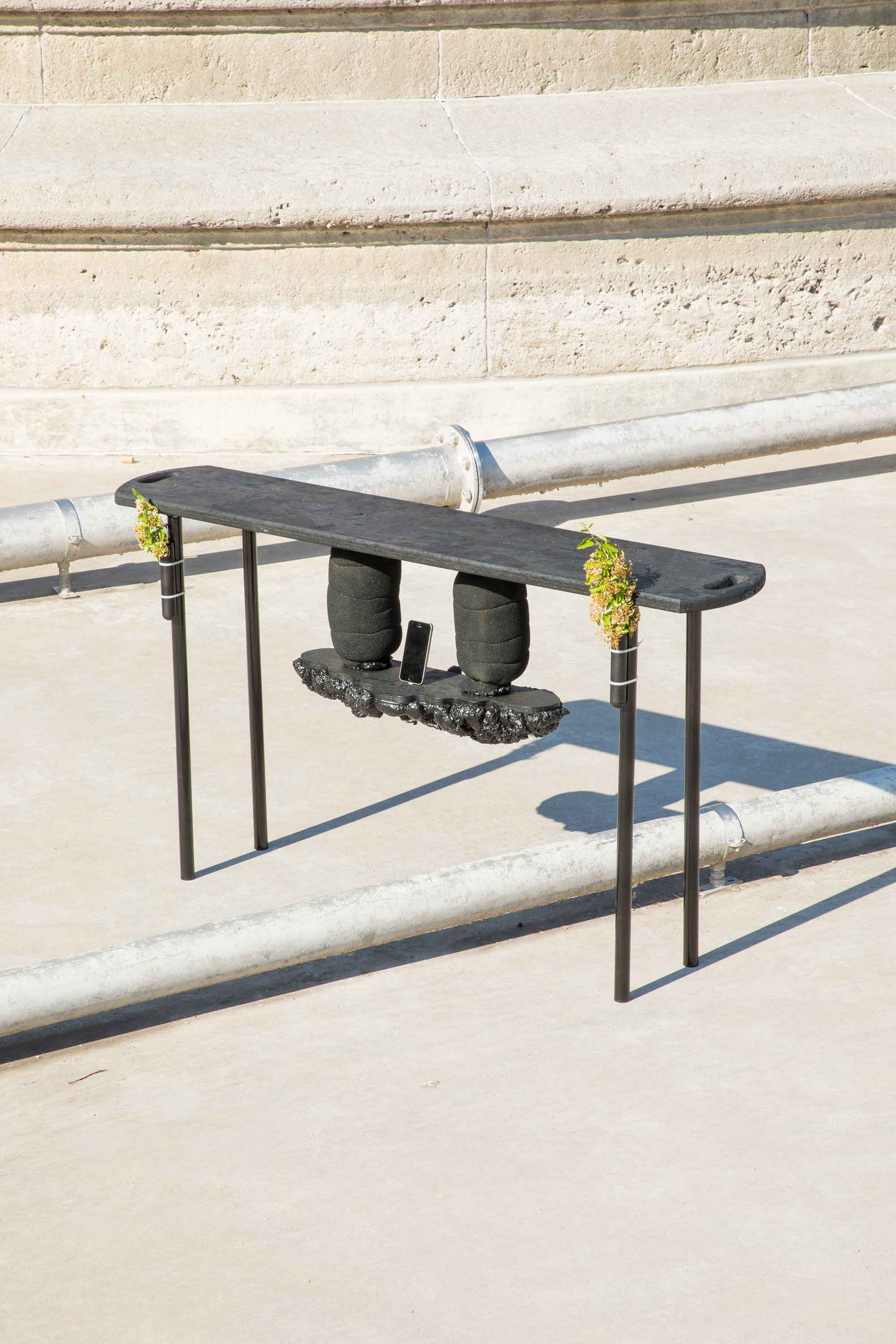 *Docking Table*, OSB, PU-Schaum, Schaumstoffrollen, Tischbeine, Powerbank, 150×30×84cm