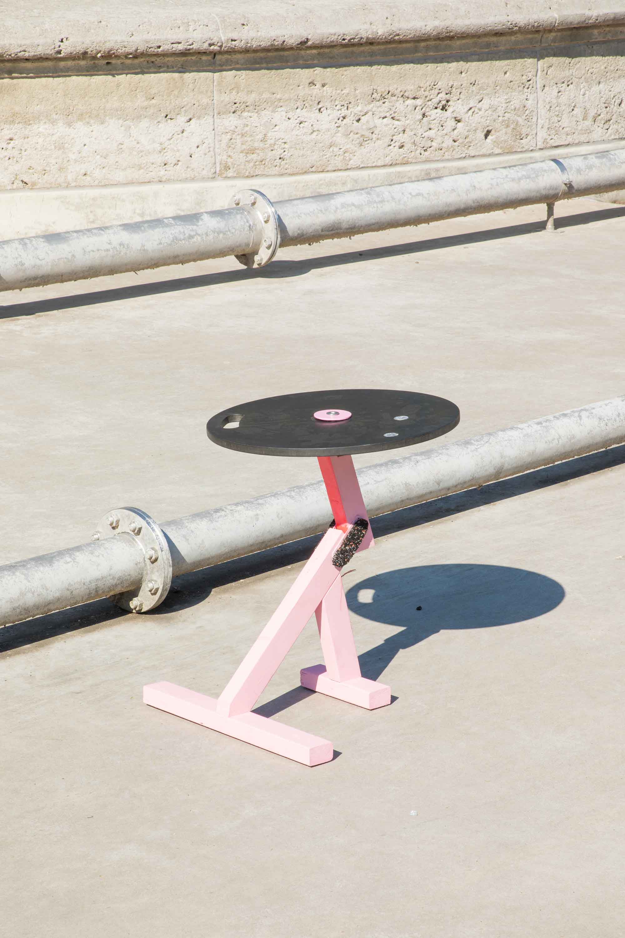 *Spinning Table*, MDF, Holz, Kunststoff, Kugellager, 50×50×60cm