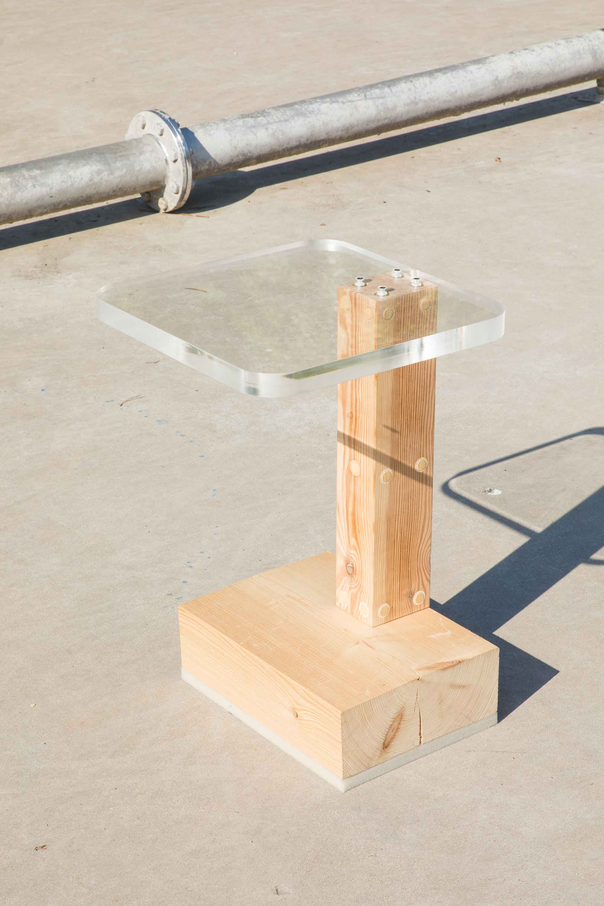 *Dice Table*, Holz, Plexiglas, Gewinde, Schaumstoff, Klebefolie, 38×38×58cm