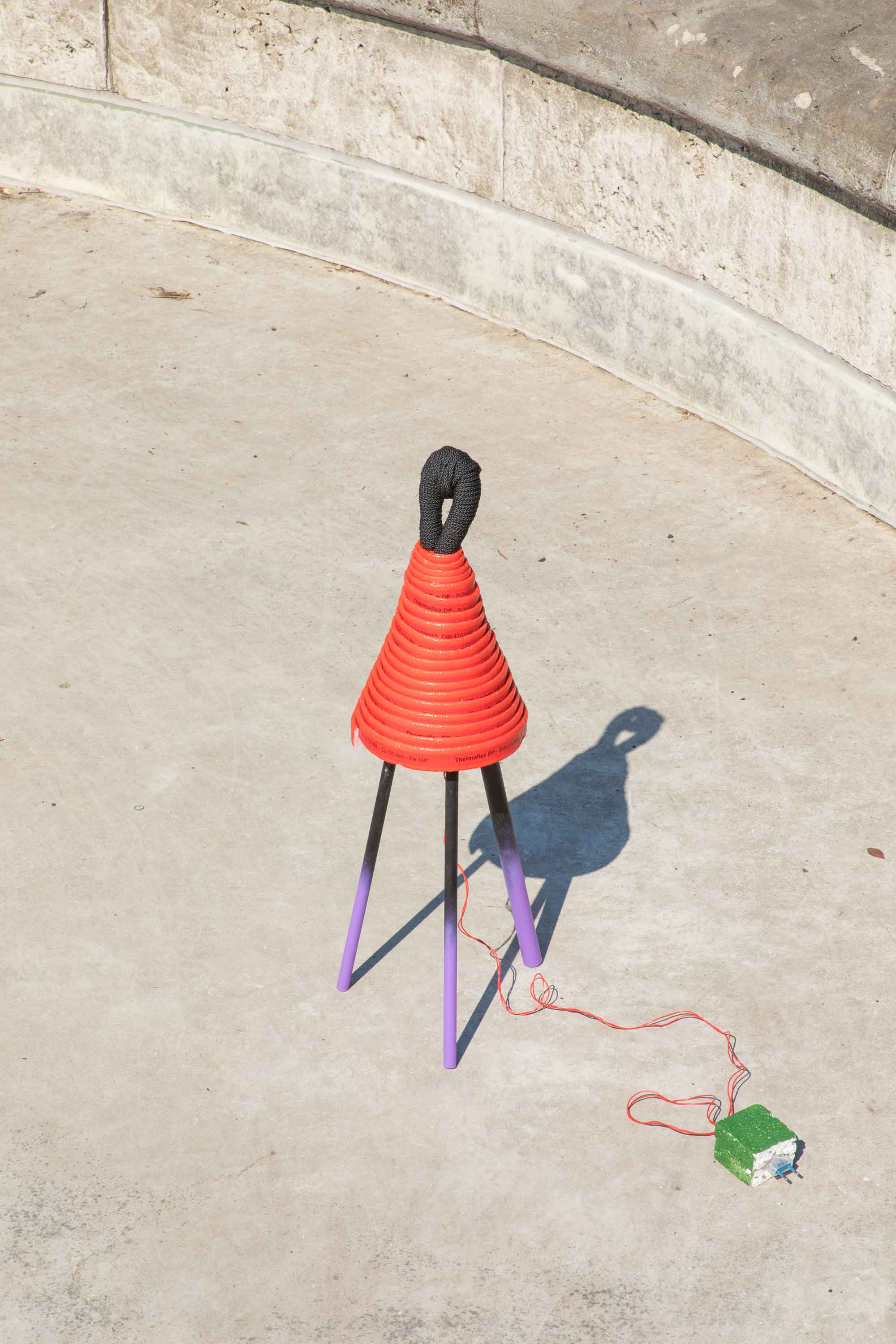 *Hosu Toro*, 15m Feuerschlauch, Holz, Leuchtmittel, Seil, 24×24×87cm