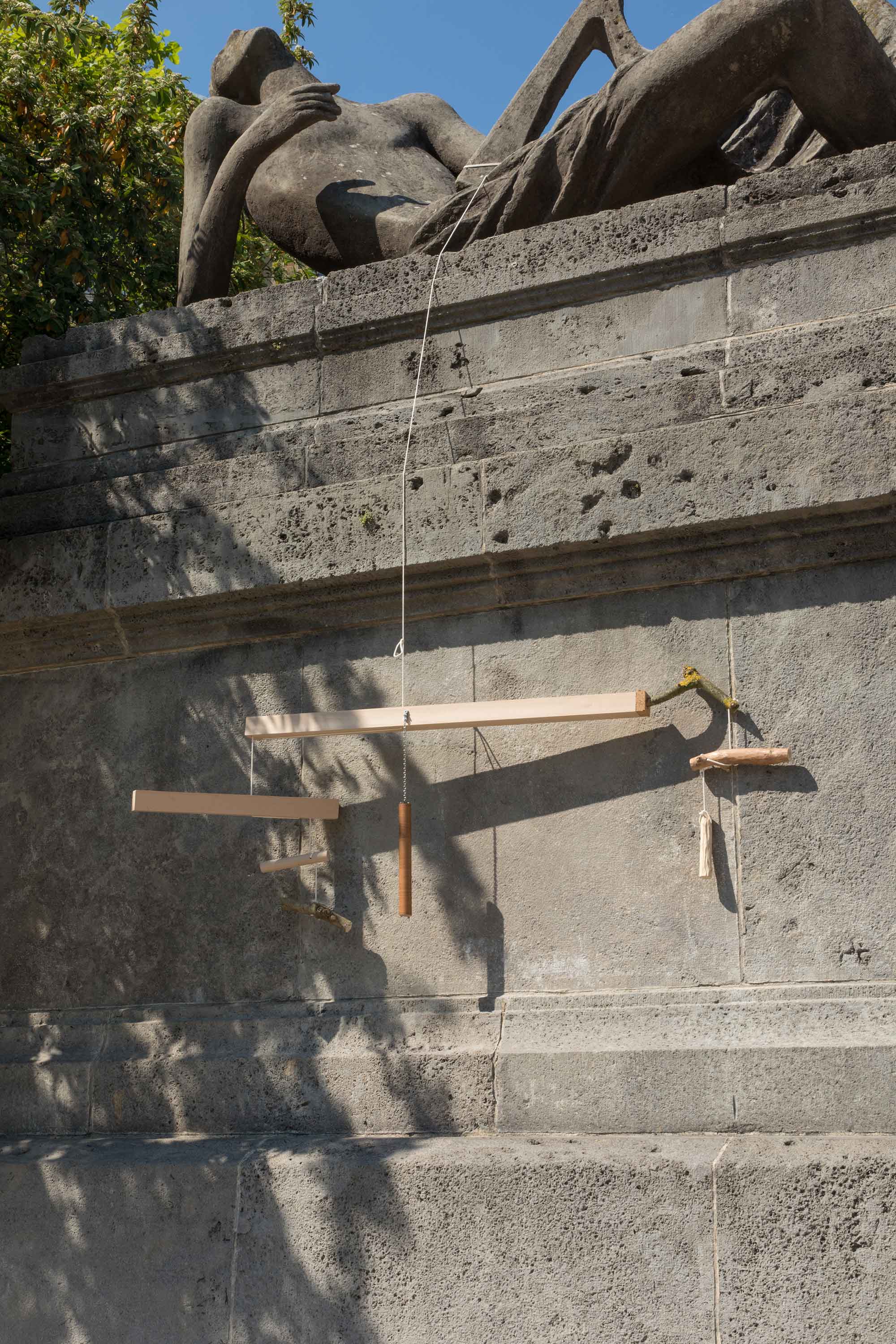 *The Branches my Friends are Blowing in the Wind*, Ast, Vierkantholz, Rundholz, Kette, Seile, Folie, 140×5×50cm