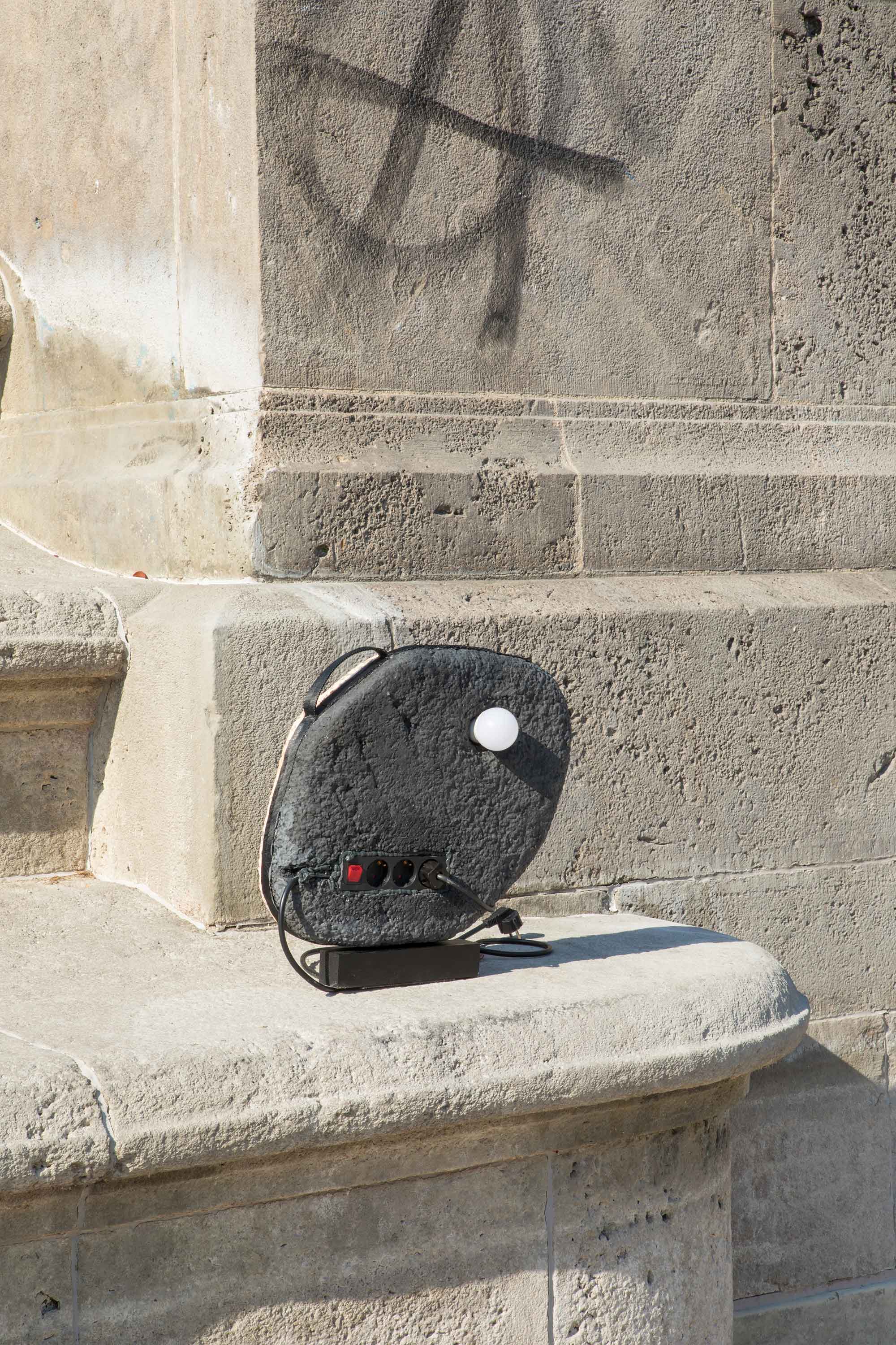 *Maki*, Styropor, Steckdosenleiste, Latex, Leuchtmittel, Textilband, Holz, 40×10×60cm