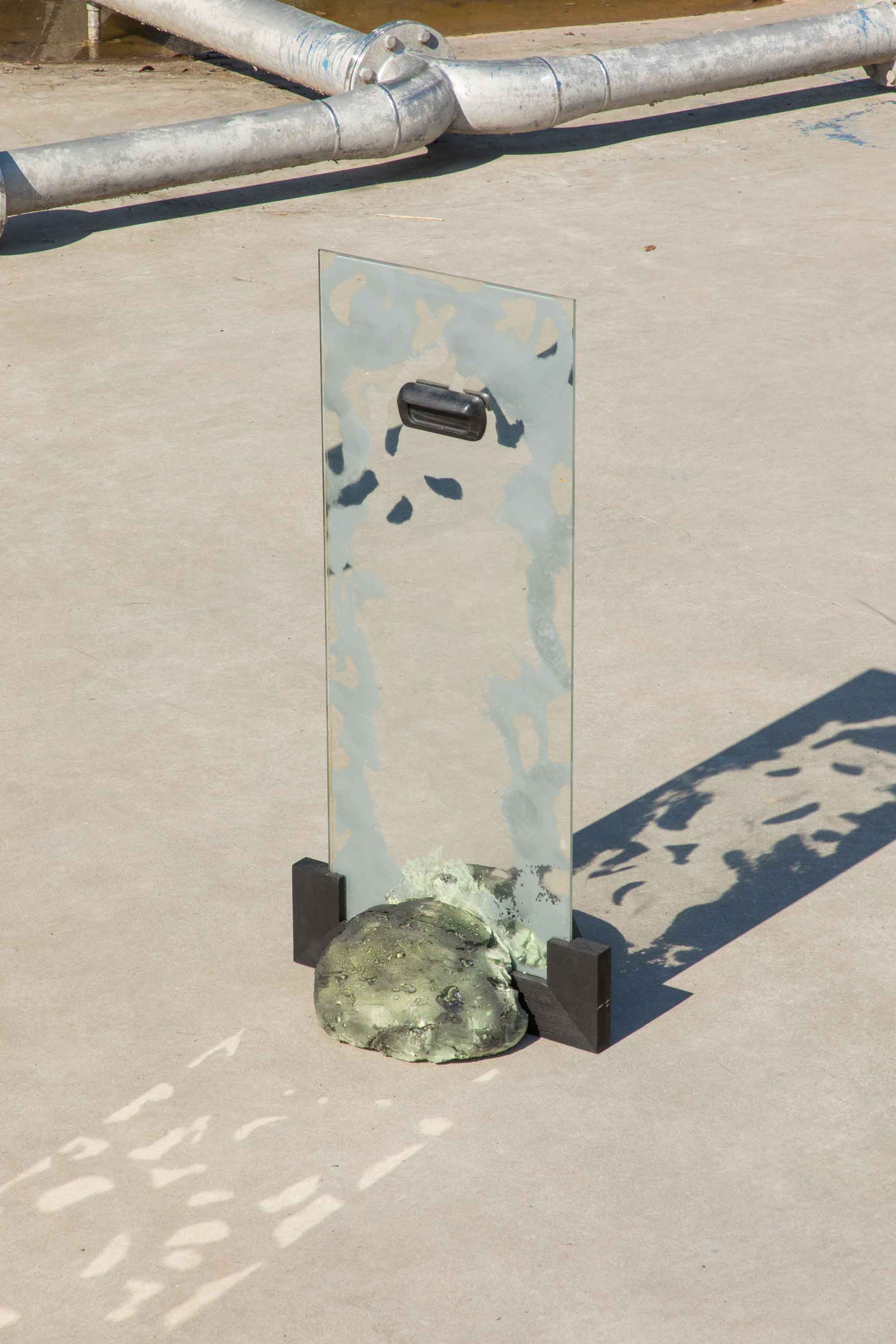 *Between Two Worlds*, Spiegel, Chromfarbe, PU-Schaum, Holz, Magnetfarbe, Magnet, 45×50×90cm