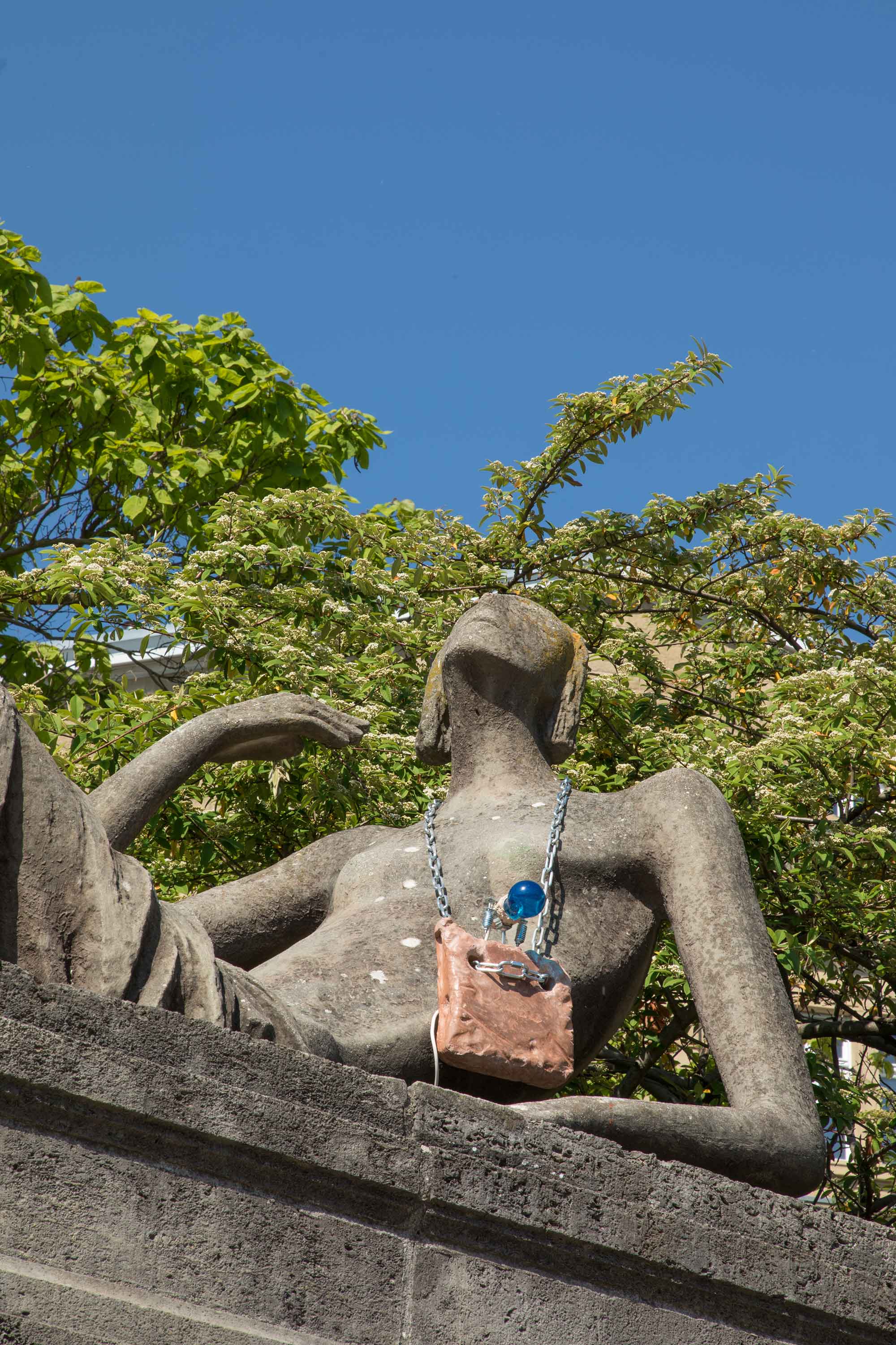 *Flint*, Ton, Kette, Glühbirnenfassung mit Leuchtmittel, Muffe,  23×16×31cm