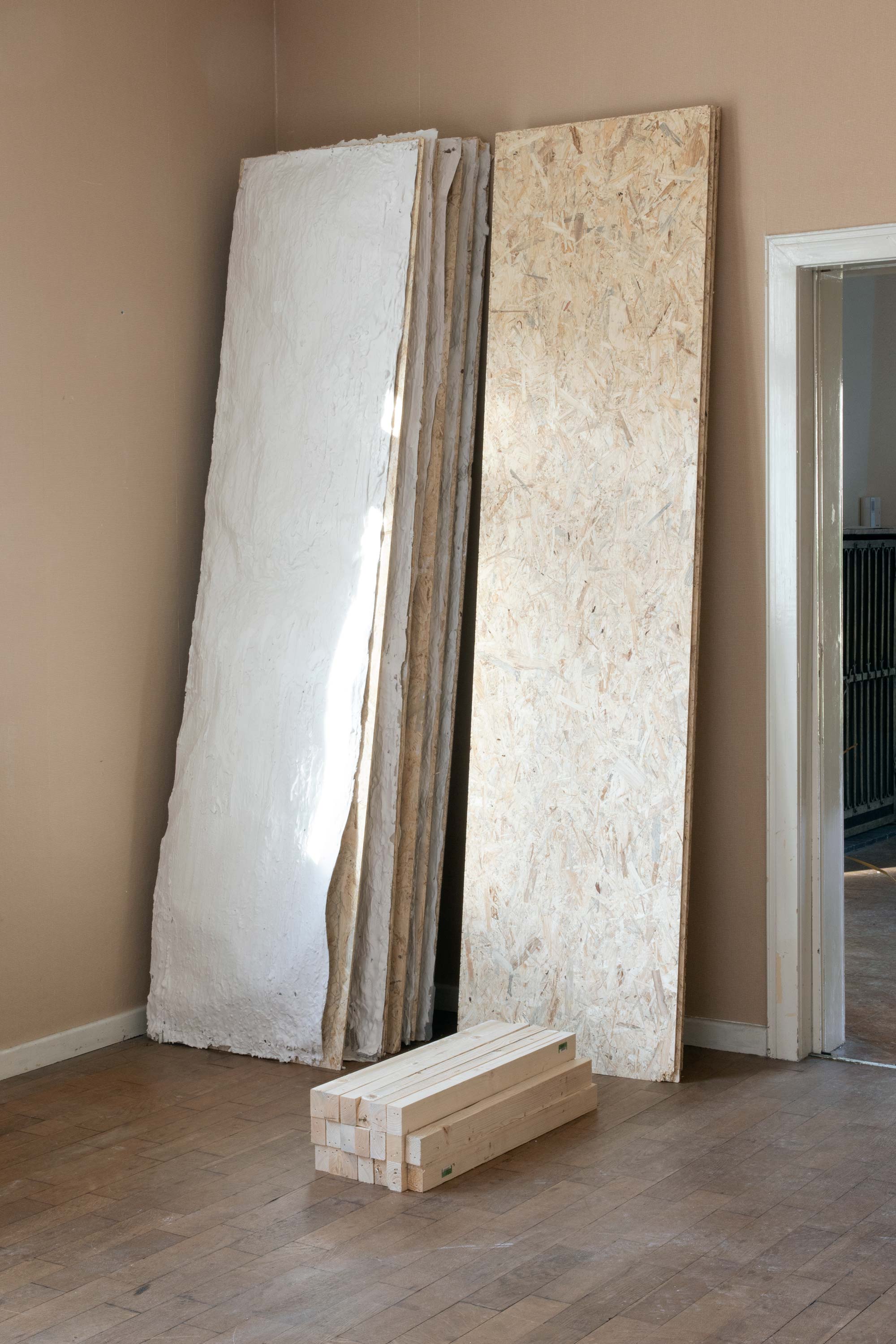 Phil Zumbruch, *Wall/Way*, 1 Channel video installation, Wooden structure, gipsum, 313×250×75cm