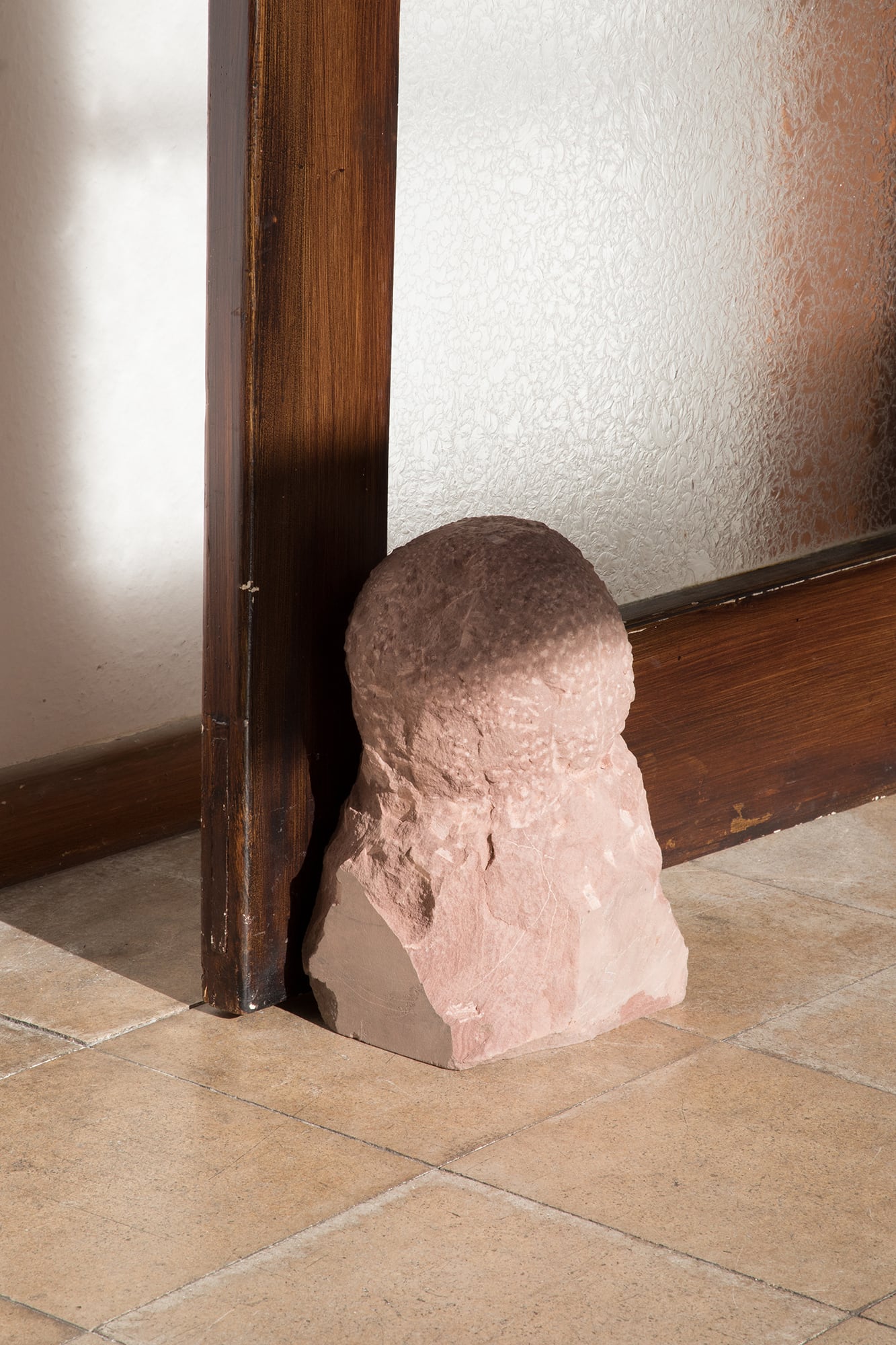 Jannis Zell, *Black Roll* 2, red sandstone, 20×25×40cm