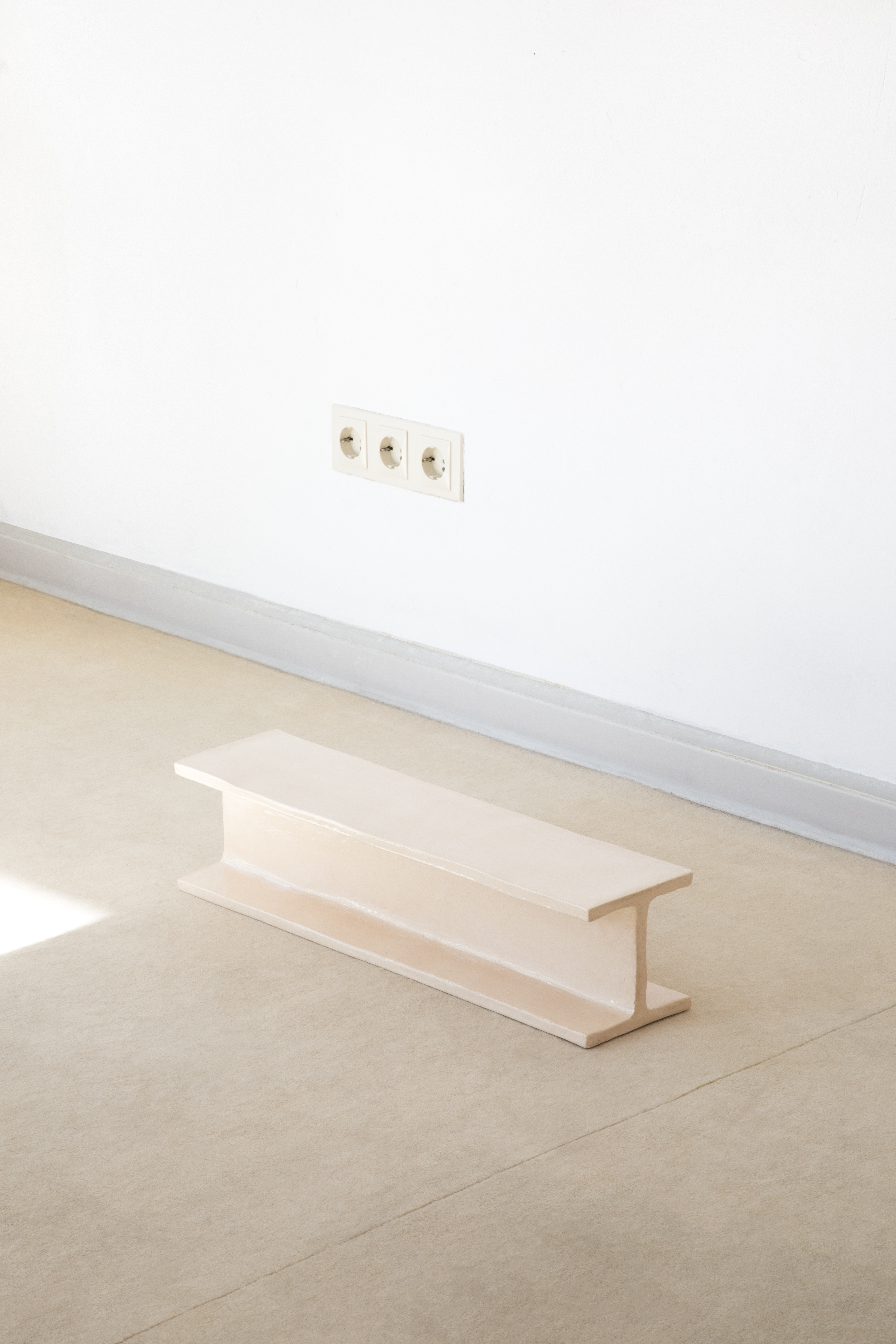 Felix Plachtzik, *Double T-Bar*, glaced ceramics, 50×15×15cm