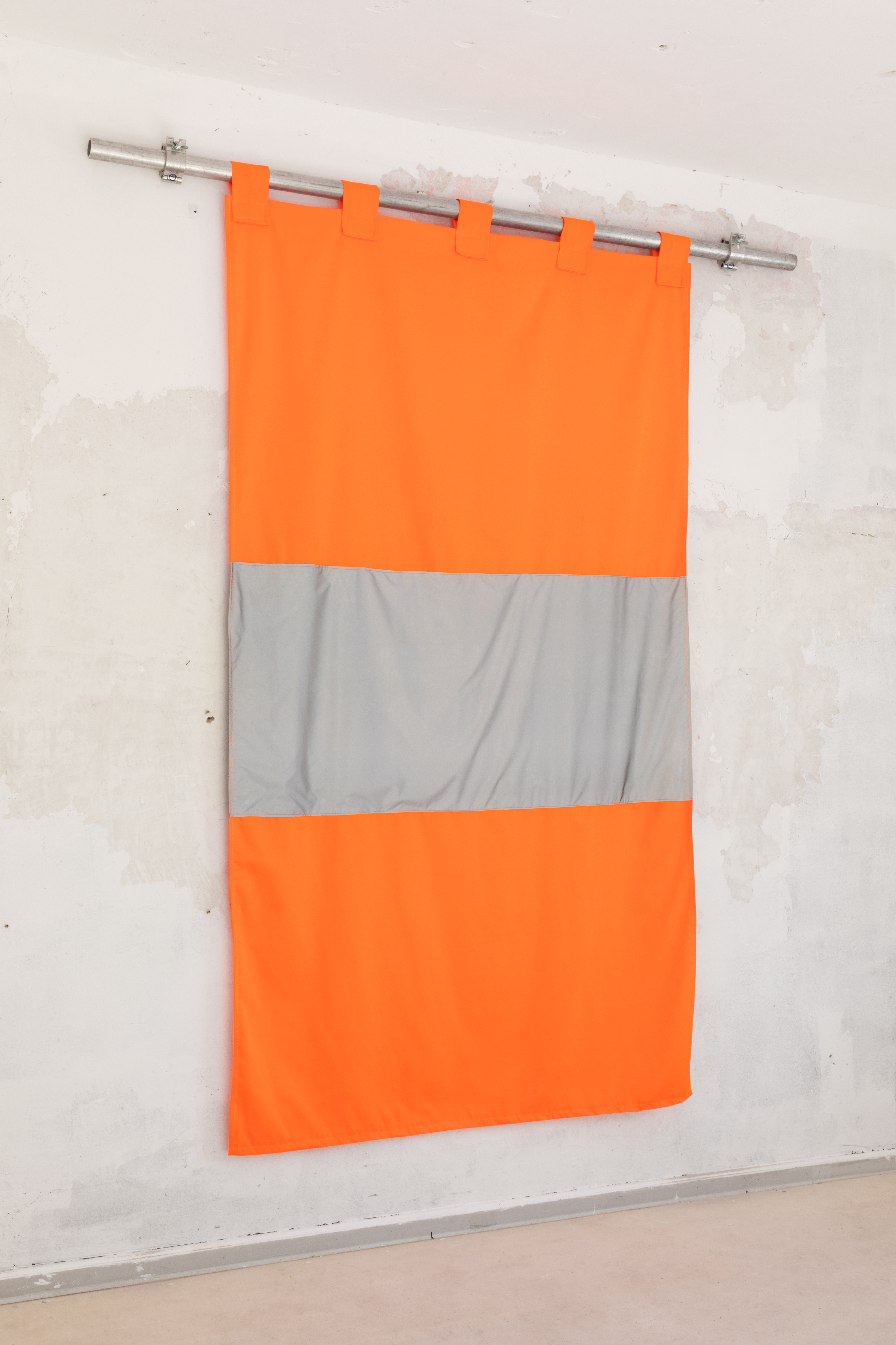 Oliver-Selim Boualam,*Warnwesten Vorhang (Safety vest curtain)*, Neon Garbartex, reflective fabric, 300×250cm